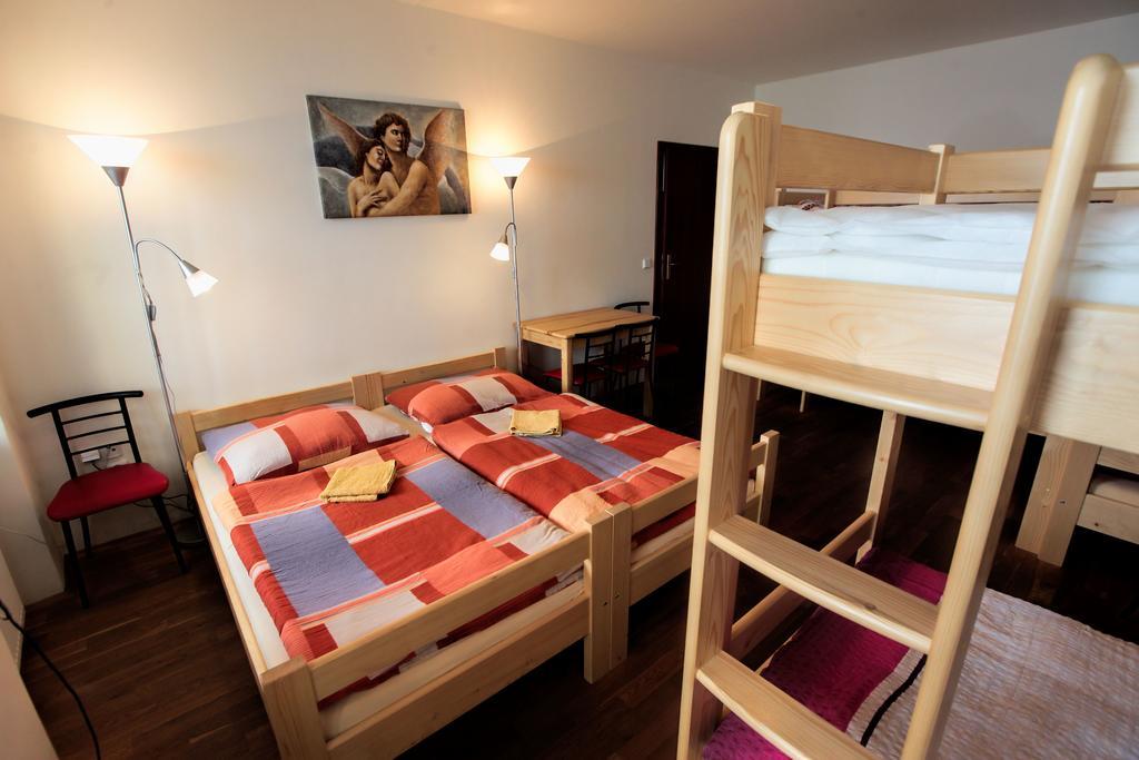 Hostel Singer Pub Ческе-Будеёвице Номер фото